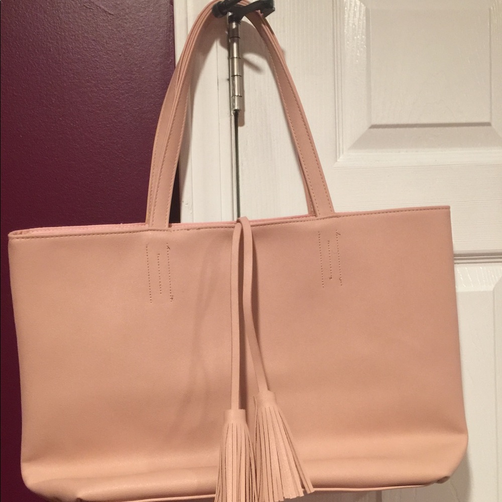 🌺🌺SOLD 🌺🌺.  Beautiful Tote with makeup Pouch